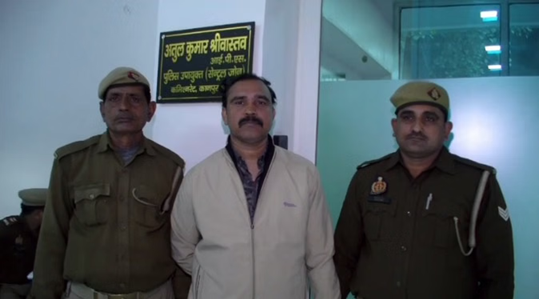 कानपुर में गिरफ्तार फर्जी दरोगा संजय कुमार सिंह पुलिस हिरासत में।