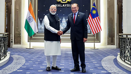 प्रधानमंत्री नरेंद्र मोदी और पीएम अनवर इब्राहिम द्विपक्षीय वार्ता के दौरान हाथ मिलाते हुए