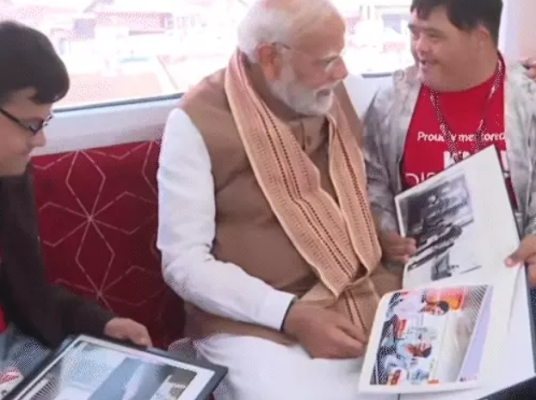 पीएम मोदी और सीएम योगी मेरठ मेट्रो में स्कूली बच्चों के साथ