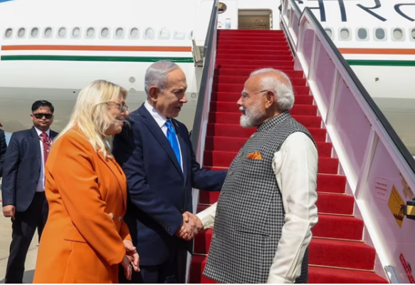 प्रधानमंत्री नरेंद्र मोदी और बेंजामिन नेतन्याहू का हाथ मिलाते हुए फोटो।