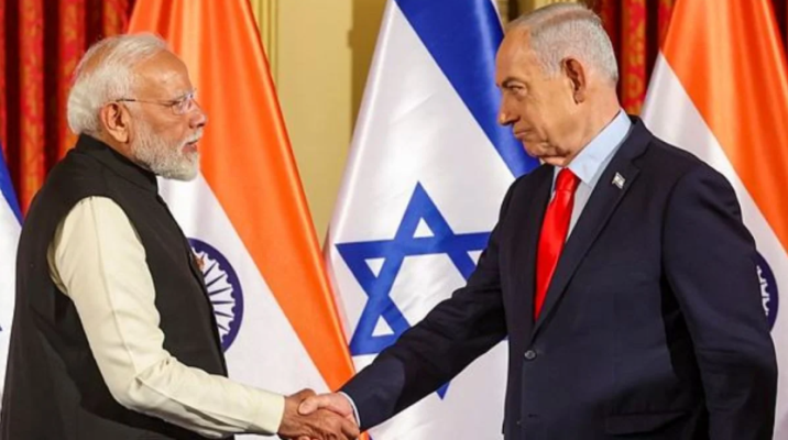 पीएम मोदी और बेंजामिन नेतन्याहू यरुशलम में हाथ मिलाते हुए