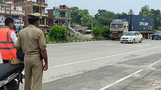 कानपुर में ओवरस्पीडिंग चेक करती ट्रैफिक पुलिस की टीम और स्पीड गन।