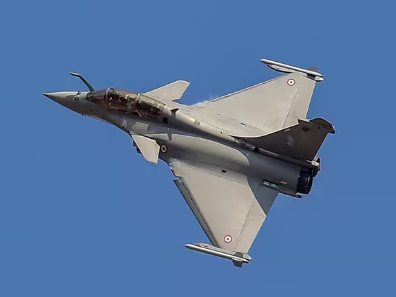 आसमान में उड़ता भारतीय वायुसेना का राफेल विमान