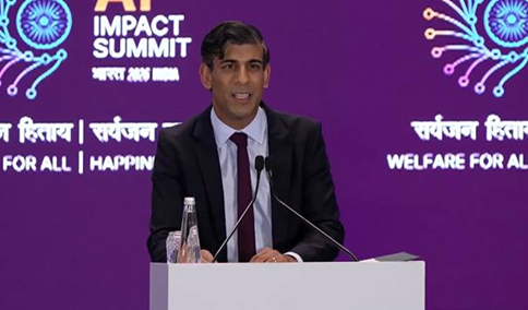 ऋषि सुनक इंडिया AI समिट 2026 में भाषण देते हुए।