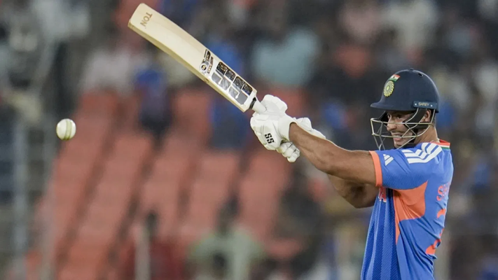 शिवम दुबे टी20 वर्ल्ड कप 2026 में छक्का लगाते हुए, भारत बनाम नीदरलैंड्स मैच हाइलाइट्स।
