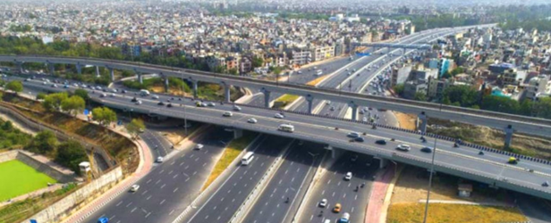 भारत में इंफ्रास्ट्रक्चर विकास और सड़क निर्माण की तस्वीर।