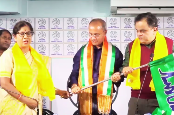 विष्णु प्रसाद शर्मा को टीएमसी का झंडा थमाते शिक्षा मंत्री ब्रात्य बसु और डॉ. शशि पांजा।