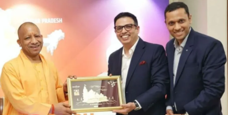 मुख्यमंत्री योगी आदित्यनाथ और 1-OAK एमडी अमृतांशु रॉय के बीच MoU हस्ताक्षर।