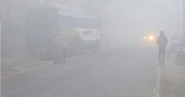 कानपुर पर प्रदूषण के कारण भारी धुंध और कम दृश्यता