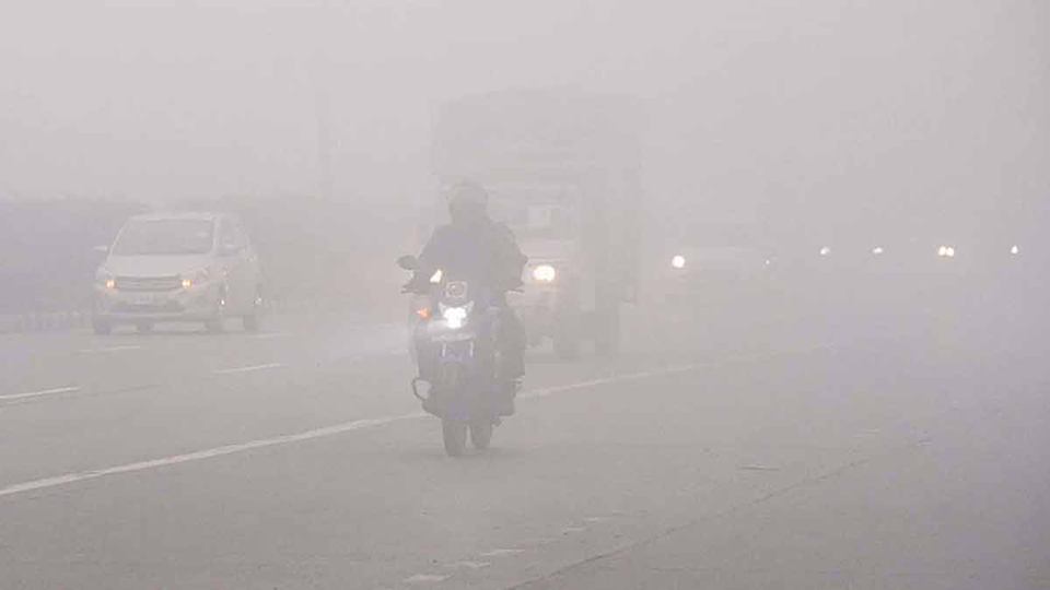 कोहरे की चादर में लिपटा कानपुर शहर का दृश्य।