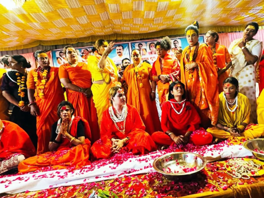 मुलताई ताप्ती तट पर स्नान करते किन्नर समाज के सदस्य