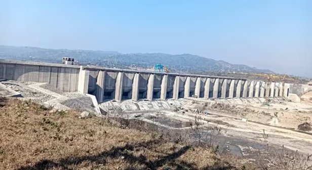 शाहपुर कंडी बांध परियोजना का निर्माण कार्य और रावी नदी का प्रवाह।