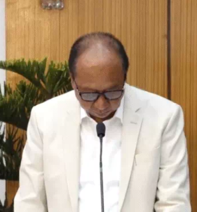 इंफाल राजभवन में मणिपुर के सीएम के रूप में शपथ लेते युमनम खेमचंद सिंह