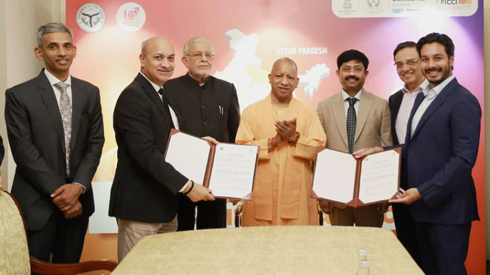मुख्यमंत्री योगी आदित्यनाथ और सिंगापुर के निवेशकों के बीच समझौता ज्ञापन (MoU) पर हस्ताक्षर का दृश्य।