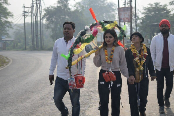 कांवड़ यात्रा करती हिजाब पहने उजमा और उनके साथी - बुलंदशहर समाचार