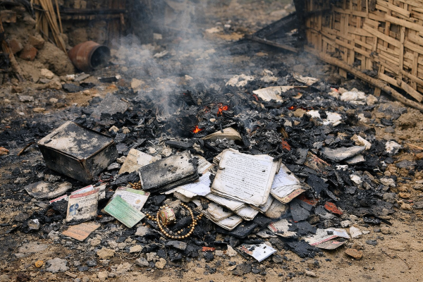 जमुई के चकाई में अपराधियों द्वारा जलाए गए जमीन के कागजात और सामान का मलबा।