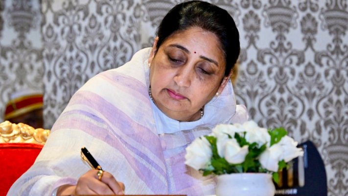 सुनेत्रा पवार NCP राष्ट्रीय अध्यक्ष पद की शपथ लेते हुए।