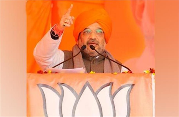 मोगा की रैली में केसरी पगड़ी पहने भाषण देते अमित शाह।