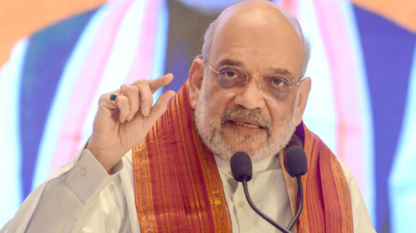 अमित शाह कोलकाता में बंगाल चुनाव 2026 के लिए चार्जशीट जारी करते हुए।