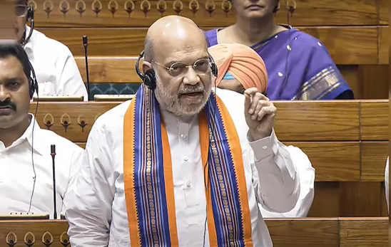 लोकसभा में अमित शाह का भाषण और विपक्षी सांसदों का हंगामा।