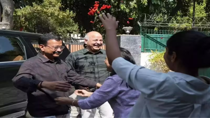 अरविंद केजरीवाल और मनीष सिसोदिया की सुप्रीम कोर्ट में याचिका से जुड़ी सांकेतिक फोटो।