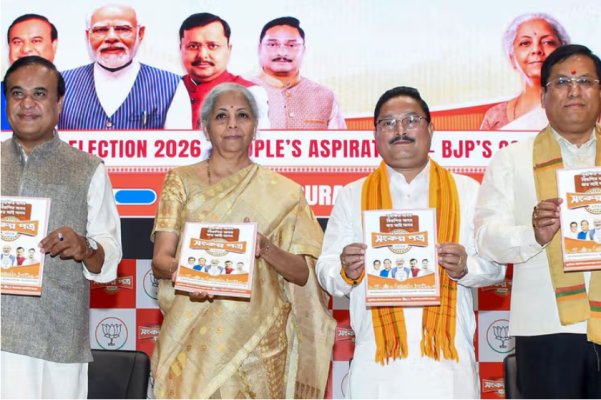 निर्मला सीतारमण और असम के भाजपा नेताओं की संकल्प पत्र के साथ फोटो।