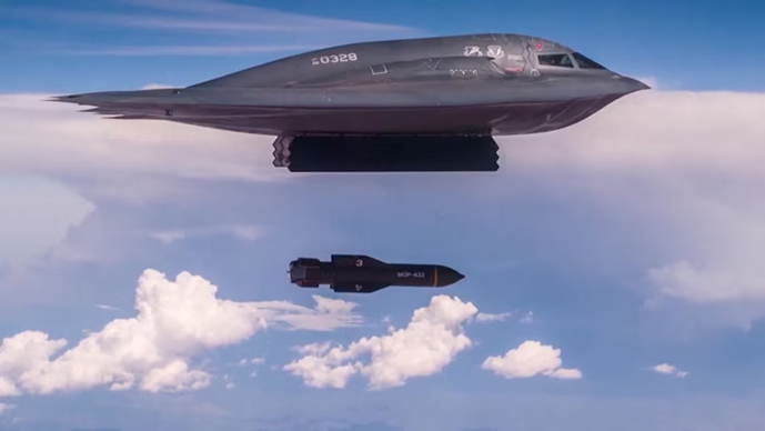 ईरान के ऊपर उड़ता हुआ अमेरिकी B-2 स्पिरिट स्टील्थ बॉम्बर।