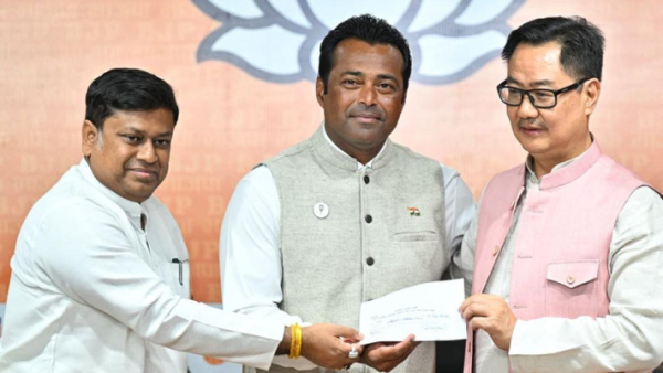 भारतीय टेनिस खिलाड़ी लिएंडर पेस भाजपा की सदस्यता ग्रहण करते हुए।