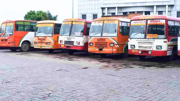 मुख्यमंत्री ग्राम परिवहन योजना के तहत चलने वाली छोटी बस का चित्र।