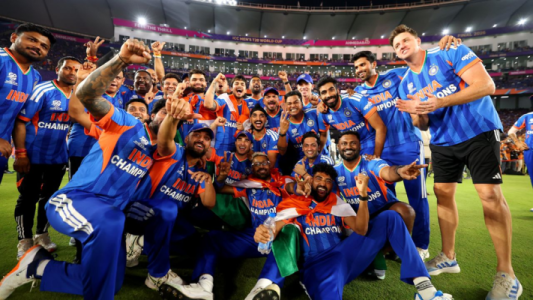 नरेंद्र मोदी स्टेडियम अहमदाबाद में T20 वर्ल्ड कप 2026 जीत का जश्न मनाती भारतीय टीम।