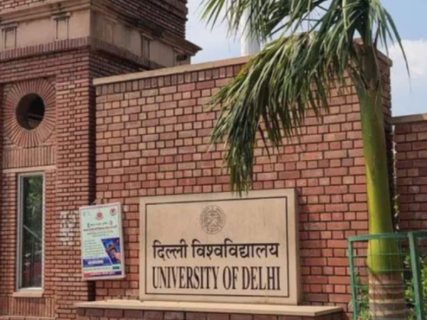 दिल्ली विश्वविद्यालय का प्रशासनिक ब्लॉक और आधिकारिक लोगो।