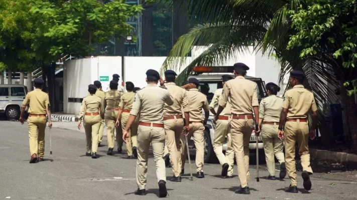 दिल्ली पुलिस द्वारा गिरफ्तार किए गए बांग्लादेशी घुसपैठिए और बरामद फर्जी दस्तावेज।