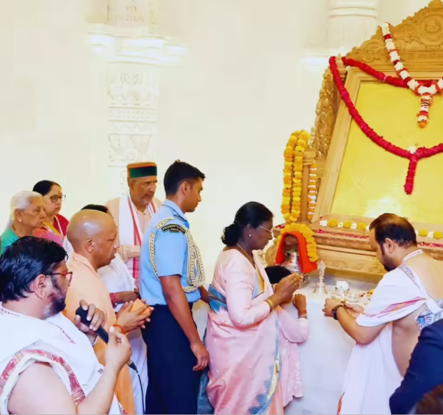 अयोध्या राम मंदिर के द्वितीय तल पर स्थापित 150 किलो का स्वर्ण जड़ित श्रीराम यंत्र और राष्ट्रपति द्रौपदी मुर्मु।