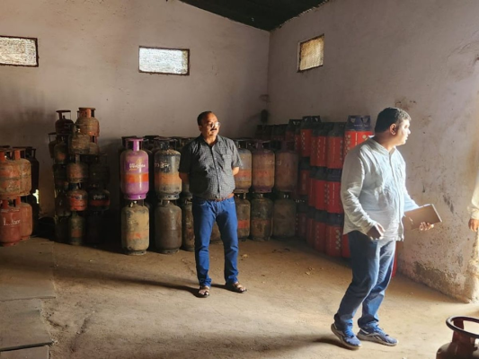 कानपुर के जैतापुर और ग्वालटोली में अवैध गैस गोदाम पर छापेमारी करते प्रशासनिक अधिकारी।