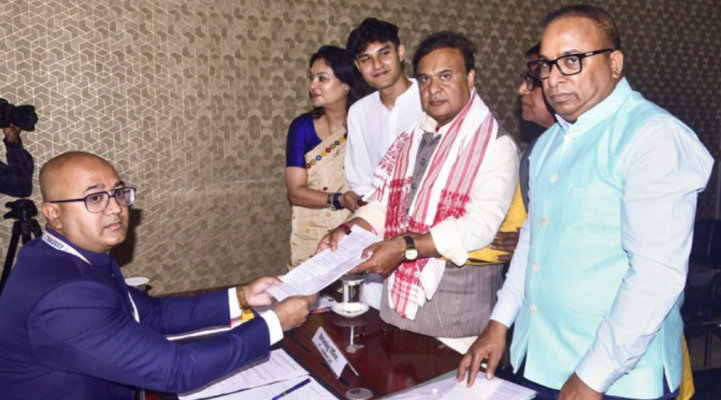 मुख्यमंत्री हिमंत बिस्व सरमा गुवाहाटी में नामांकन के दौरान रोड शो करते हुए।