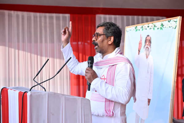 असम के तिनसुकिया में चुनावी सभा को संबोधित करते झामुमो नेता