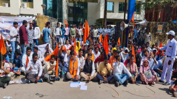 रांची श्रम भवन के बाहर प्रदर्शन करते झारखंड 108 एम्बुलेंस कर्मचारी