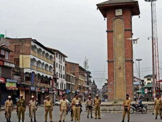 श्रीनगर के लाल चौक पर तैनात सुरक्षा बल और बैरिकेड्स।