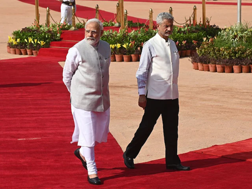 विदेश मंत्री एस. जयशंकर और प्रधानमंत्री मोदी की कूटनीतिक बैठक।