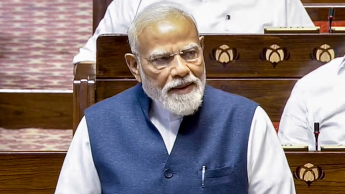 प्रधानमंत्री नरेंद्र मोदी राज्यसभा में पश्चिम एशिया संकट पर भाषण देते हुए