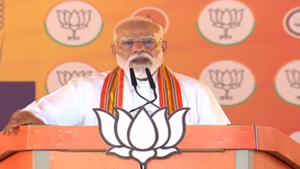पलक्कड़ रैली में पारंपरिक केरल मुंडू और कसावु शॉल पहने प्रधानमंत्री नरेंद्र मोदी का संबोधन।