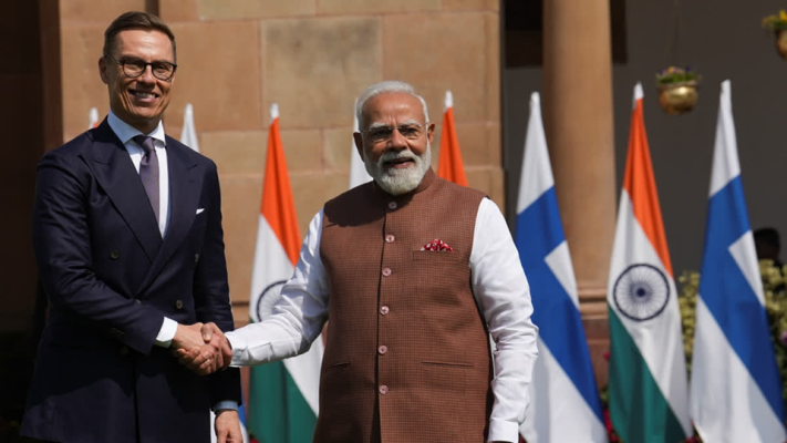 पीएम मोदी और फिनलैंड के राष्ट्रपति अलेक्जेंडर स्टब की द्विपक्षीय वार्ता के दौरान हाथ मिलाते हुए फोटो