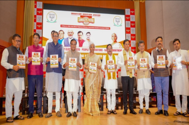 गुवाहाटी में भाजपा का संकल्प पत्र जारी करते हुए निर्मला सीतारमण और हिमंत बिस्वा सरमा।