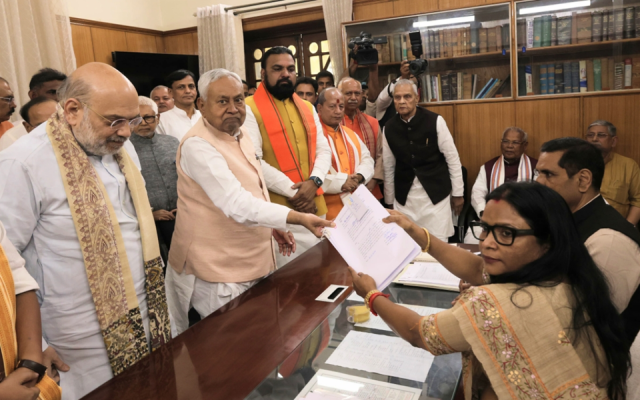 नीतीश कुमार और अमित शाह पटना में राज्यसभा नामांकन के दौरान