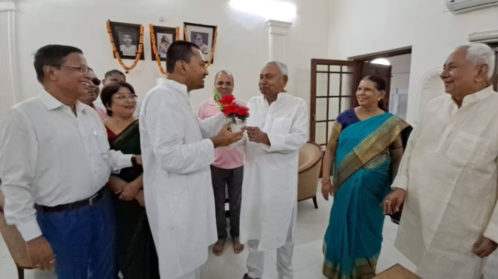 नीतीश कुमार और एनडीए नेताओं की जीत का जश्न