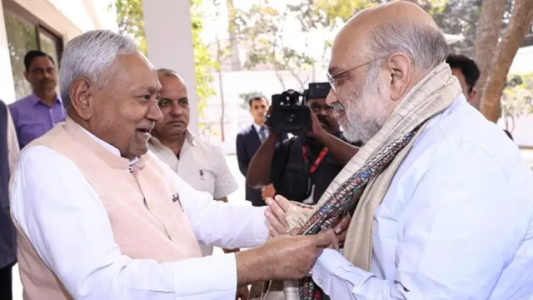 पटना विधानसभा में राज्यसभा नामांकन दाखिल करते मुख्यमंत्री नीतीश कुमार और साथ में अमित शाह।