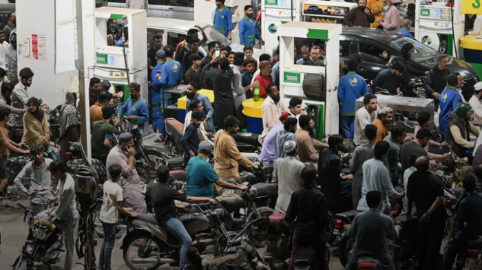 पाकिस्तान में पेट्रोल पंप पर लंबी कतारें