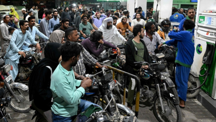 पाकिस्तान में पेट्रोल पंप पर लगी लंबी कतारें