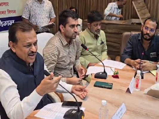कानपुर सांसद रमेश अवस्थी गैस आपूर्ति पर अधिकारियों को निर्देश देते हुए।