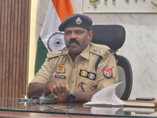 एसएसपी झांसी (SSP Jhansi) प्रेस कॉन्फ्रेंस के दौरान